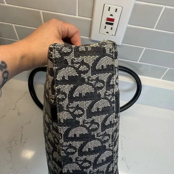 Elegant Black and Gray Dior Tote Bag - Picture 5 of 14